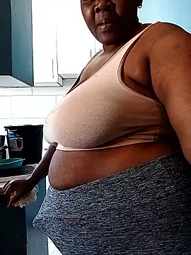 Snapshot of CuteHugeAxx chatting on 09/19/25, 11:00 CuteHugeAxx online show from 09/19/25, 11:00