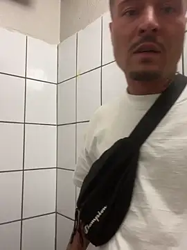 Snapshot of OfferedTearing chatting on 09/11/25, 09:26 OfferedTearing online show from 09/11/25, 09:26