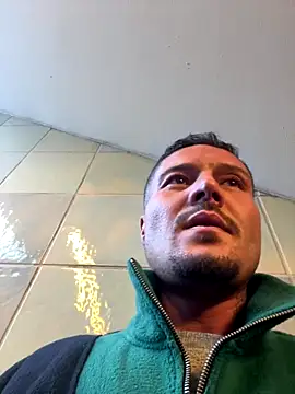 Snapshot of OfferedTearing chatting on 09/23/25, 05:32 OfferedTearing online show from 09/23/25, 05:32