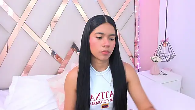 Snapshot of samantaa_shy chatting on 07/19/26, 03:43 samantaa shy online show from 07/19/26, 03:43