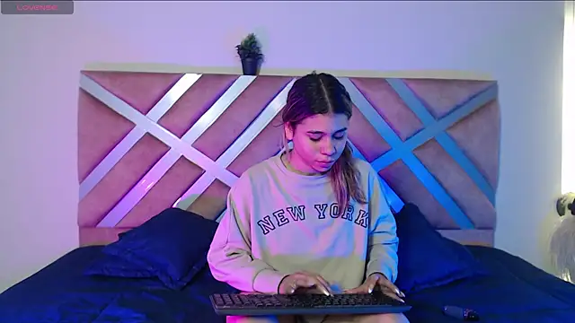 Rachell criss online show from 09/26/25, 03:43