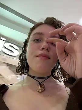 Snapshot of lucy-joy chatting on 10/14/25, 09:43 lucy-joy online show from 10/14/25, 09:43