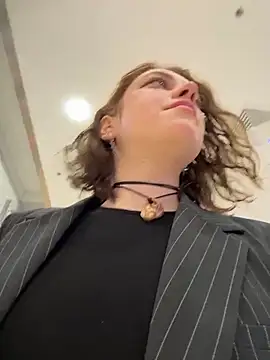 Snapshot of lucy-joy chatting on 10/17/25, 09:23 lucy-joy online show from 10/17/25, 09:23