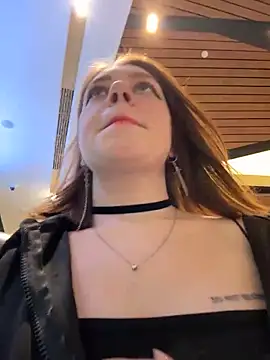 Snapshot of lucy-joy chatting on 11/22/25, 10:25 lucy-joy online show from 11/22/25, 10:25