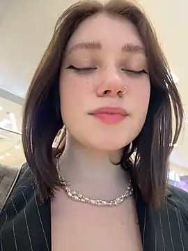 Snapshot of lucy-joy chatting on 12/23/25, 07:39 lucy-joy online show from 12/23/25, 07:39