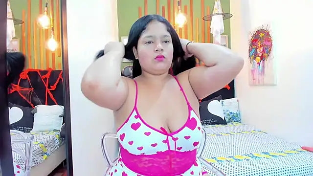 Snapshot of Laura_Sex19 chatting on 10/18/25, 12:06 Laura Sex19 online show from 10/18/25, 12:06