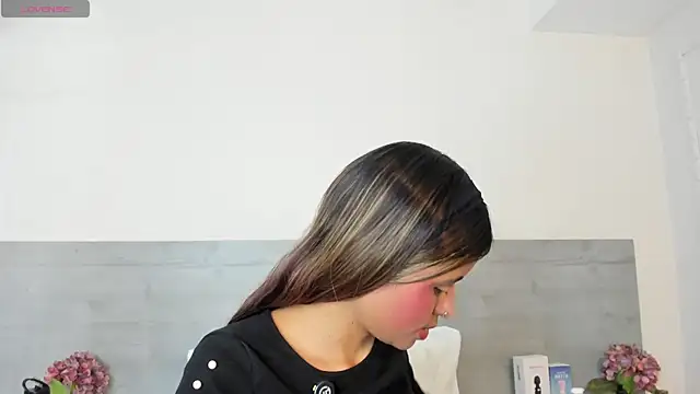 sunnyWhitee online show from 04/15/26, 07:21