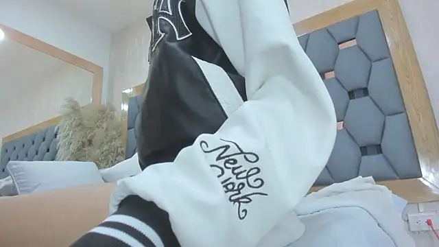 crystal sm online show from 03/19/26, 03:10