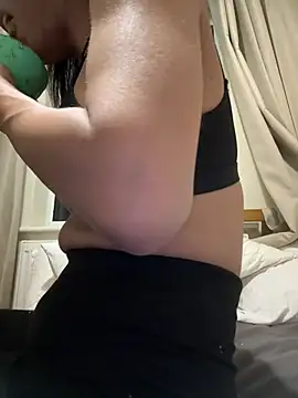 Snapshot of Ladyboyluxe chatting on 02/21/26, 04:57 Ladyboyluxe online show from 02/21/26, 04:57