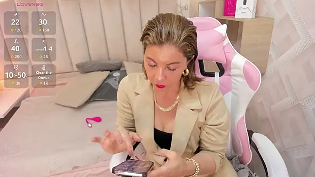 Clhoe Johnson online show from 12/20/25, 12:34