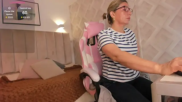 Clhoe Johnson online show from 04/04/26, 12:24