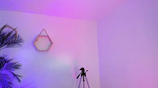 Hadid Jimenez  online show from 04/13/26, 07:19