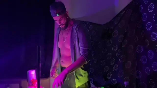 DjDiCKmannOnE online show from 04/21/26, 08:23