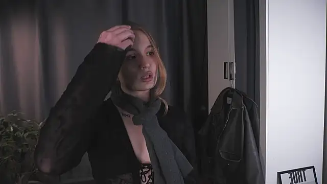 lisa schiele online show from 11/16/25, 08:36