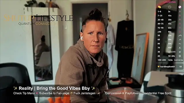 Snapshot of SwingWingWomanSweden chatting on 05/21/26, 11:06 SwingWingWomanSweden online show from 05/21/26, 11:06