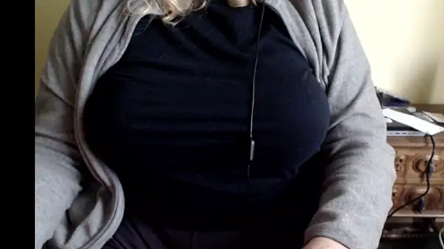 LunoviaXL online show from 12/14/25, 04:01