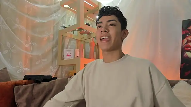 LoganTwink18 online show from 04/06/26, 11:05