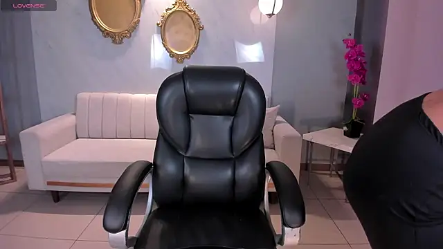 AmbarJames  online show from 11/20/25, 12:05