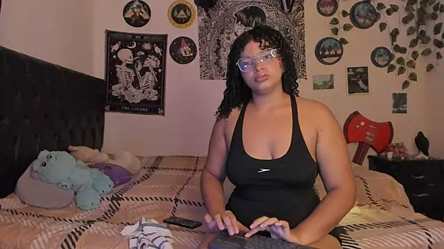 chloe kisses online show from 10/03/25, 11:07