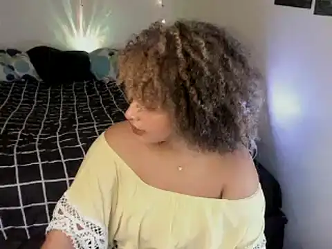 chloe kisses online show from 04/20/26, 11:46