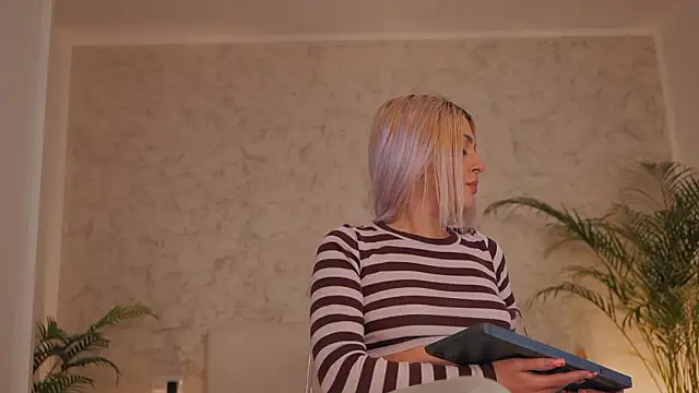 Snapshot of daisyblushh chatting on 02/25/26, 04:05 daisyblushh online show from 02/25/26, 04:05