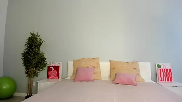 Snapshot of roxxxy_10 chatting on 09/30/25, 02:05 roxxxy 10 online show from 09/30/25, 02:05