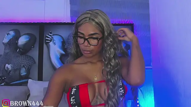 Snapshot of _naomibrown_ chatting on 05/15/26, 04:19 naomibrown online show from 05/15/26, 04:19
