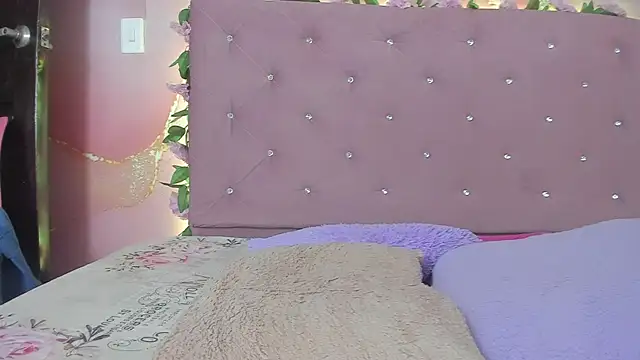 violet taylor  online show from 05/26/26, 02:18