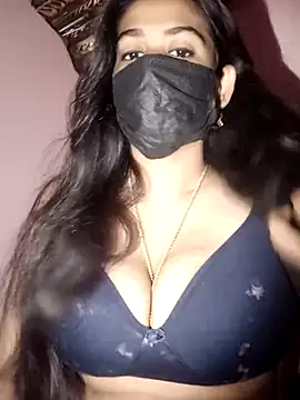 umairahaasan 1 online show from 10/27/25, 10:52