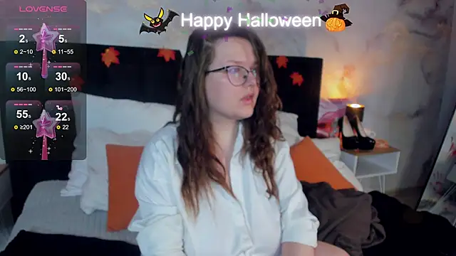 HelenDanvers online show from 10/31/25, 02:34