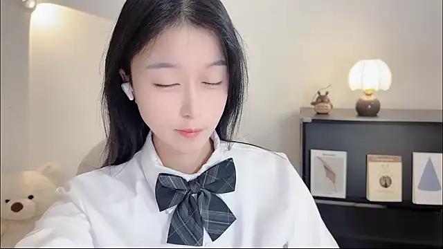 Snapshot of Onechestnut chatting on 10/27/25, 05:22 Onechestnut online show from 10/27/25, 05:22