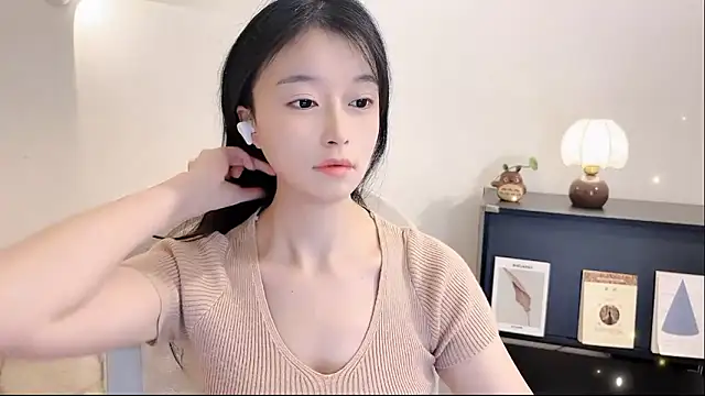 Snapshot of Onechestnut chatting on 11/10/25, 12:04 Onechestnut online show from 11/10/25, 12:04