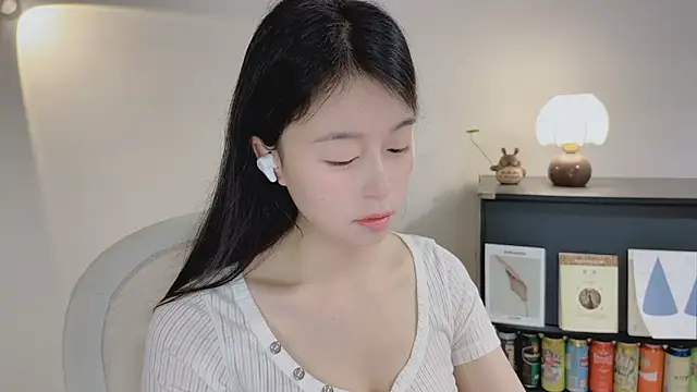Snapshot of Onechestnut chatting on 04/10/26, 05:01 Onechestnut online show from 04/10/26, 05:01