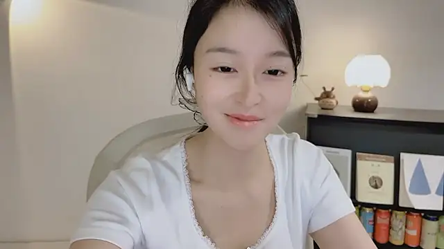 Snapshot of Onechestnut chatting on 04/16/26, 06:14 Onechestnut online show from 04/16/26, 06:14