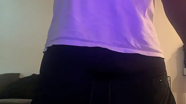 Snapshot of sneakdalink chatting on 11/15/25, 03:52 sneakdalink online show from 11/15/25, 03:52