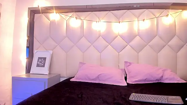 Snapshot of Scarletbigbug chatting on 02/11/26, 11:37 Scarletbigbug online show from 02/11/26, 11:37