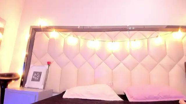 Snapshot of Scarletbigbug chatting on 02/19/26, 12:12 Scarletbigbug online show from 02/19/26, 12:12