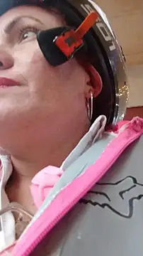 carolinhe  online show from 11/21/25, 07:56