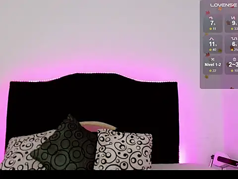 Snapshot of x_isabella_x chatting on 10/31/25, 03:46 x isabella x online show from 10/31/25, 03:46