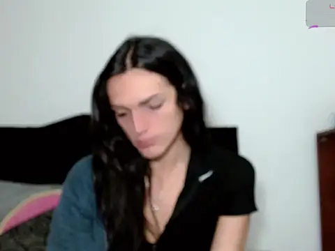 Snapshot of x_isabella_x chatting on 12/04/25, 03:32 x isabella x online show from 12/04/25, 03:32