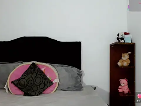 Snapshot of x_isabella_x chatting on 12/05/25, 02:47 x isabella x online show from 12/05/25, 02:47