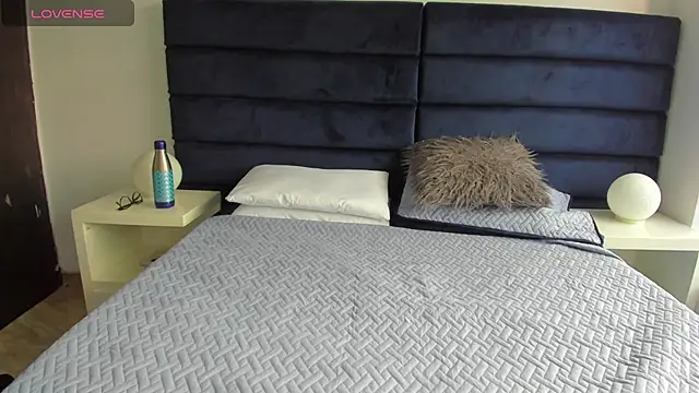 CHARLOTTE KNOX online show from 10/14/25, 11:55