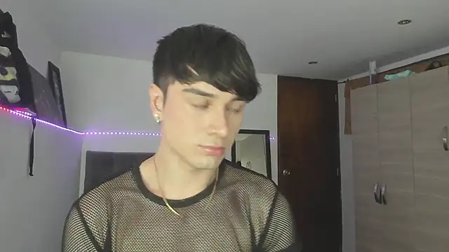 Snapshot of stevve_14 chatting on 10/25/25, 03:47 stevve 14 online show from 10/25/25, 03:47