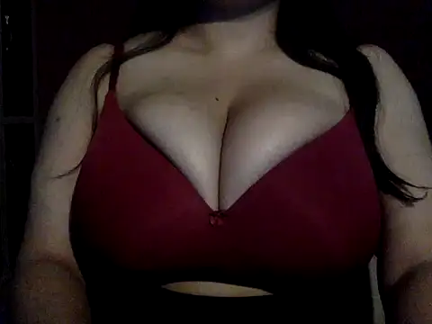 Snapshot of LittleHeartss chatting on 10/22/25, 10:20 LittleHeartss online show from 10/22/25, 10:20