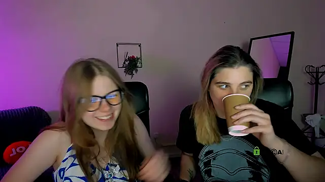 Snapshot of foxy_tease_ chatting on 09/24/25, 10:24 foxy tease online show from 09/24/25, 10:24