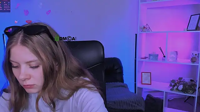 Snapshot of foxy_tease_ chatting on 11/06/25, 12:28 foxy tease online show from 11/06/25, 12:28