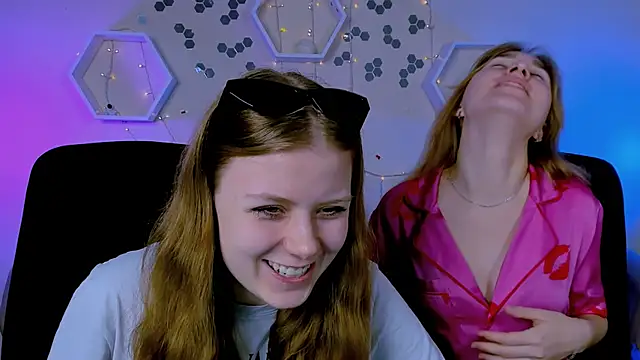 Snapshot of foxy_tease_ chatting on 11/07/25, 09:53 foxy tease online show from 11/07/25, 09:53