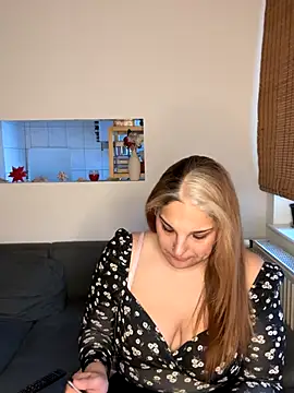 Katherine Leyla online show from 11/26/25, 09:21