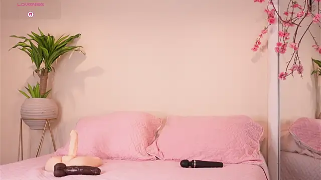 Snapshot of mili_moon_ chatting on 10/23/25, 12:15 mili moon online show from 10/23/25, 12:15