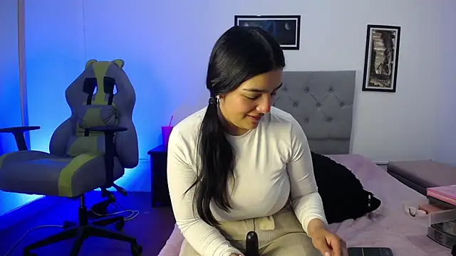 Esmeraldaa- online show from 10/25/25, 04:20